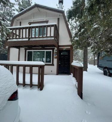 Woodlands House | Comfy Modern Big Bear Cabin