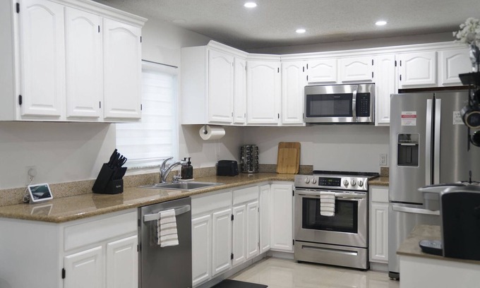Driftwood House | Comfy Retreat Near Guitar Hotel w/fire pit and coffee bar. Fully stocked!