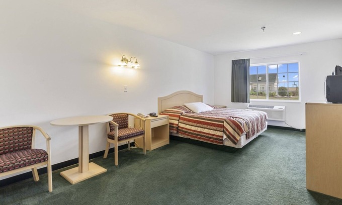 Renault Bed & Breakfast | Comfy Single King Suite in the Heart of Red Bud!