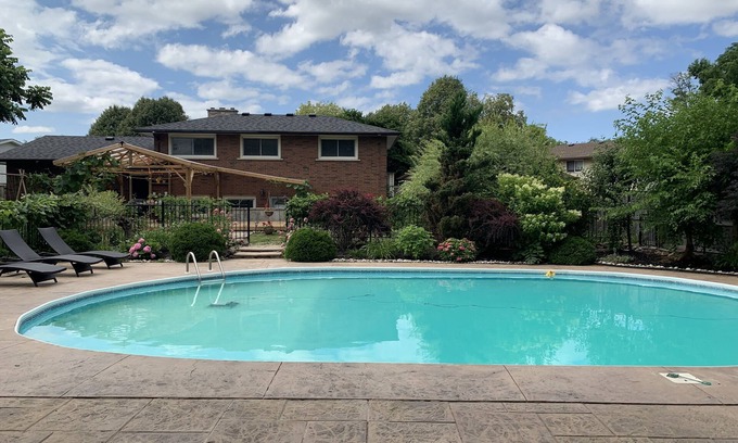 Niagara Falls House | Comfy suite with private pool (4-6 guests)