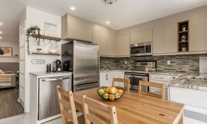 Laval House | Comme à la maison 🏡 | stationnement gratuit 🚗 | entrée indépendante🚪