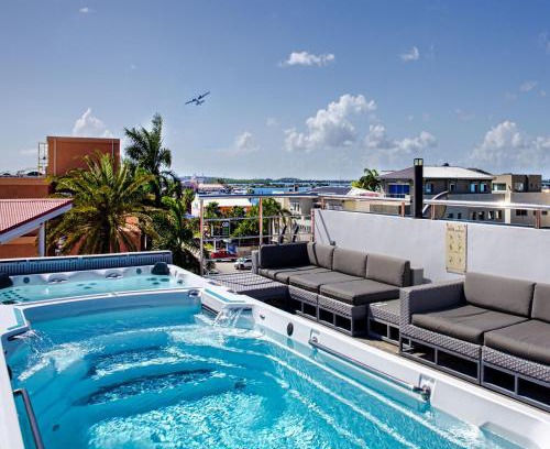 Simpson Bay Hotel | Commodore Suites