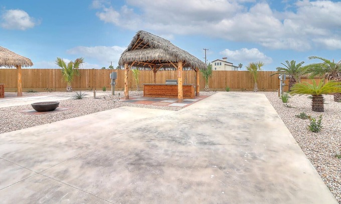 Port Aransas RV Rental | Community Pool, In Town, Dog Park, Fishing, WIFI, Laundry Room, Walking Paths