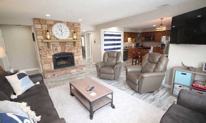 Osage Beach Condo | Compass Pointe Condo No Steps! Close to Pool! Baby & Kid Friendly! Inquire on Slip