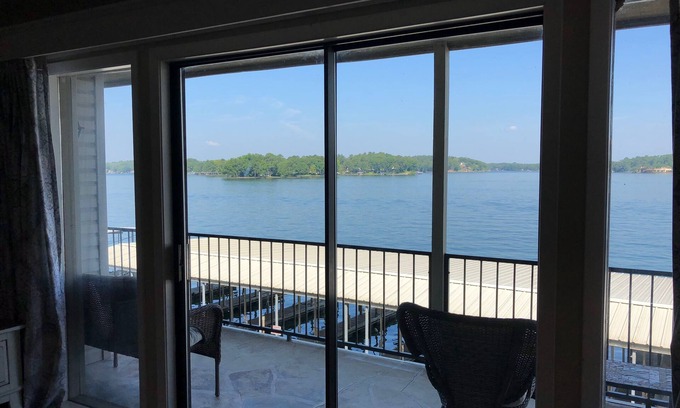 Lake Hamilton Condo | Completely Updated Walk-In Level Condo at The Landing!