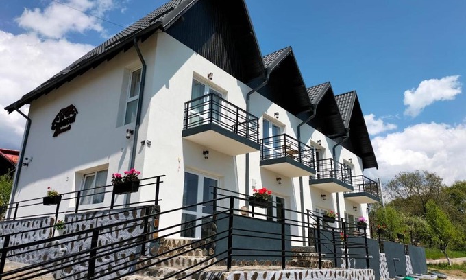 Oestii Paminteni House | Conacul Doamnei Nucșoara