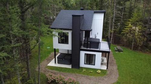 Saint Come Ski Chalet | Condo and Spa - Le Saloon Nordik
