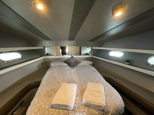 Barcelona Boat Rental | Confortable Yatch