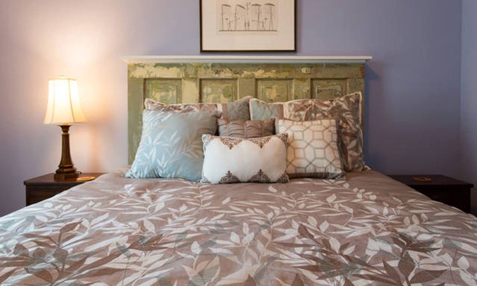 Historic Downtown Savannah Cottage | Connemara Cottage in Historic District - Featuring Local Art