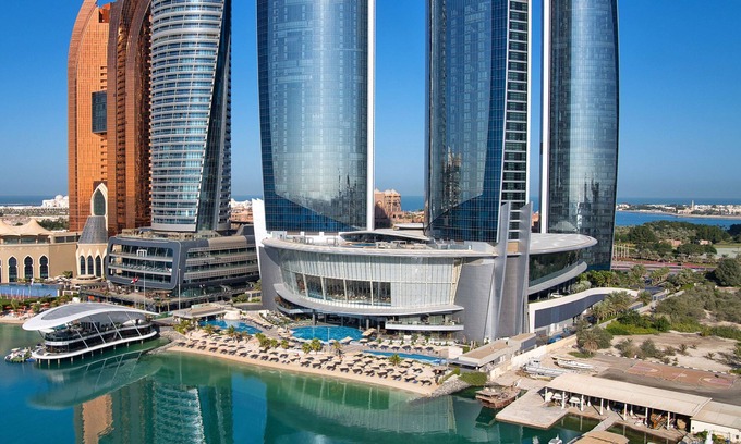 Abu Dhabi Resort | Conrad Abu Dhabi Etihad Towers