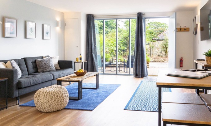 Falmouth Cottage | Contemporary 1 bed property with shared pool/hot tub nr Falmouth/Helford River