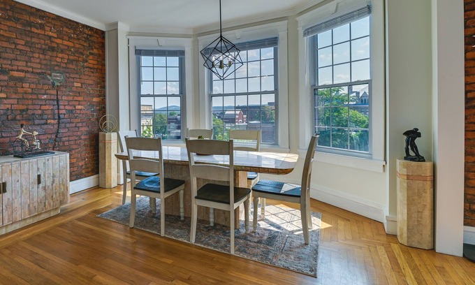 Cohoes Apartment | Contemporary Cohoes Retreat w/Electric Fireplace!