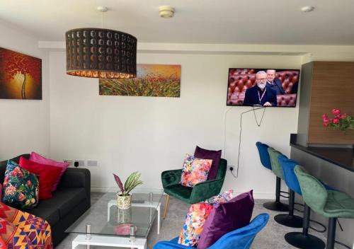 Cambridge Apartment | Contemporary, Cosy & Homely 2 Bed Apartment with High-Speed WIFI, Terrace & Free Parking overlooking Stourbridge Common Park & Coldham's Brook