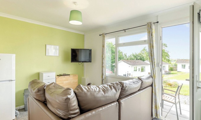 Hewas Water Cottage | Contemporary cottage with one double and one with bunks.