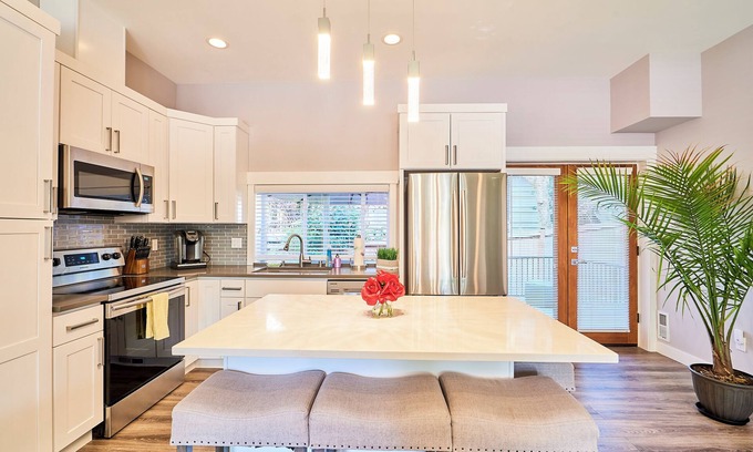 Kirkland Apartment | Contemporary house Kirkland Guest House