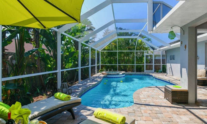 South Venice House | Contemporary Pool Villa I - just few minutes to Beach - heated Pool & Spa, WiFi!