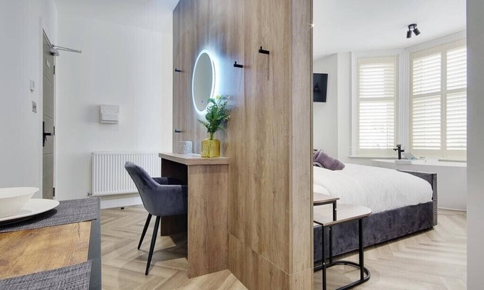 Westbourne Apartment | Contemporary Suite Close to The Beach