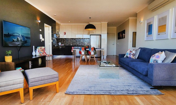 Redfern Apartment | Contemporary Top Floor Apartment with City Views