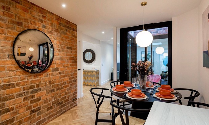 Shrewsbury House | Contemporary Townhouse with Parking