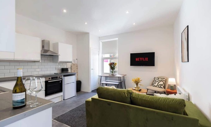 Redcar Apartment | Contractor Base | 8 Beds | 2 Bath | Fast WiFi