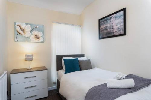Cwmbrwla Apartment | Contractor Base - Sleeps 5 - Near M4