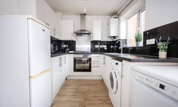 Bradley Stoke Apartment | Contractor’s Haven in Patchway