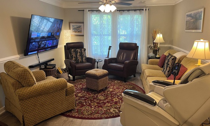 Athens Condo | Convenient 3 bed 2 bath condo near Memorial Park, Five-points, & UGA in Athens