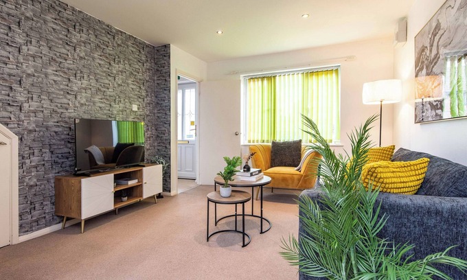 Bedford House | Convenient 3-Bed House in Bedford with Driveway
