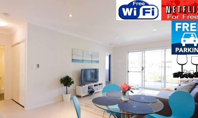 Ascot Apartment | CONVENIENT AIRPORT SUNNY GARDEN WIFI NETFLIX WINE