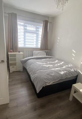 Larkhall House | Convenient Home-stay