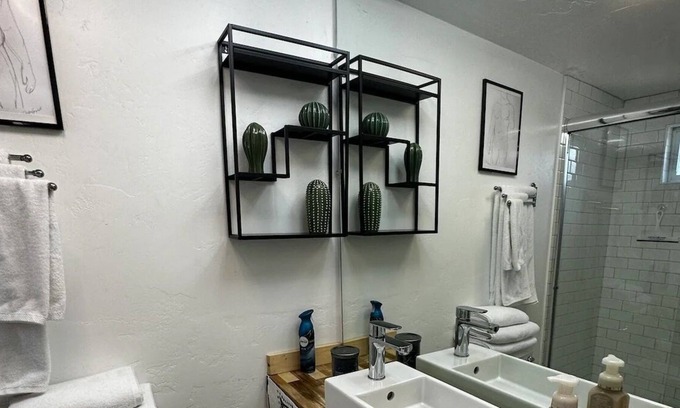 Parkrose House | Conveniently Located Santa Fe Style Guesthouse
