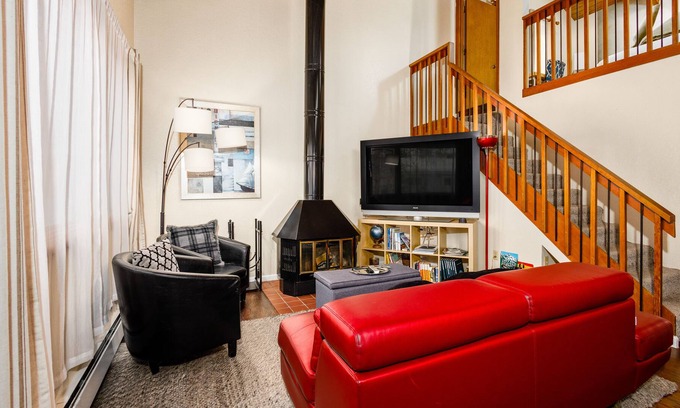 Spenard Apartment | Conveniently located loft apartment with fireplace & private washer/dryer