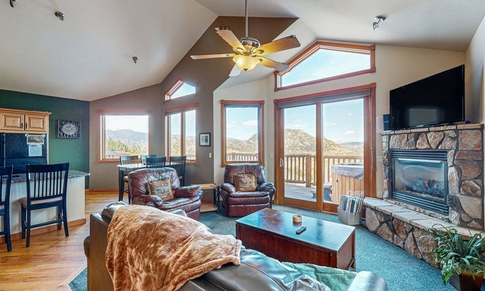 Estes Park House | Conveniently located condo with private hot tub & great views