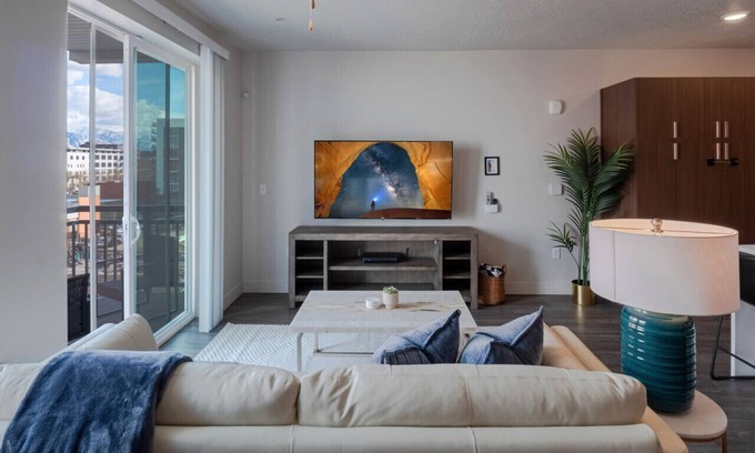 Rio Grande Apartment | Convention Ctr Luxury 1BR Pool Gym Hot Tub