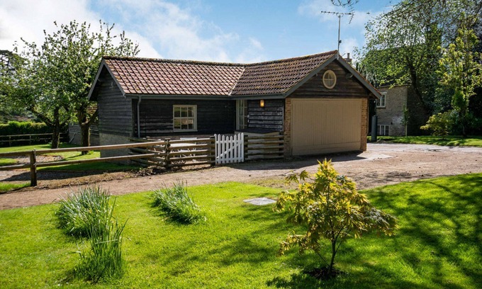 Badminton Cottage | Converted stable and the perfect romantic getaway - Orchard Cottage, Didmarton