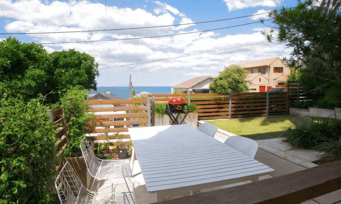 Coogee Apartment | Coogee- COOG2 Dundas Street - Coastal Garden Apartment with Ocean Views Courtyard Near Coogee Beach