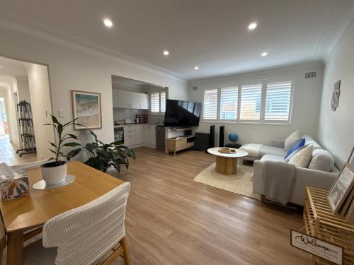 Coogee Apartment | Coogee Sunrise 2 Bed Apt with Parking, Work Desks & Balcony