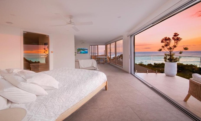 Coolum Beach Apartment | Coolum luxury apartment with king bed and ocean views