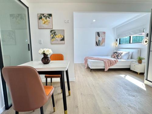 Daisy Hill House | Coral 1bd-studio at Daisy hills-minutes to M1 highway