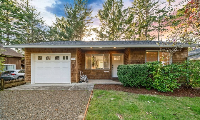 Manzanita Cottage | Coral Cottage MCA#832-Perfect for families with kids. Close to town and beach