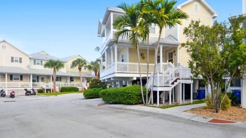 Key West Villa | Coral Garden by AvantStay Great Location w Balcony Shared Pool