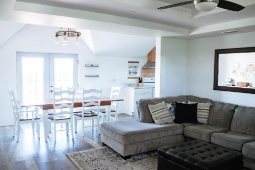 Williamstown House | Cordova Retreat - 7 Minutes from the Ark!