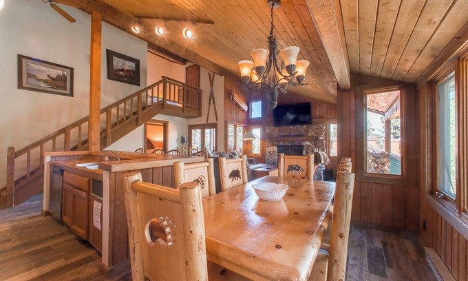 Mammoth Lakes Apartment | Corner 3BD +Loft! Walk to Canyon and The Village!