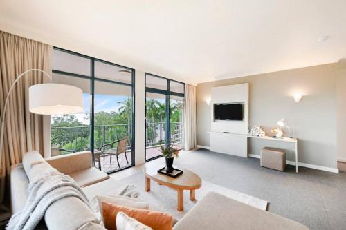 Darwin City Centre Apartment | Corner Balcony Suite on the Esplanade with Pool
