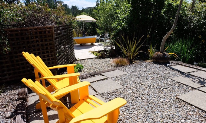Upper Moutere Cottage | Corru Gate: Rural-Chic 3-bedroom Cottage on 7 acre farmlet near Mapua