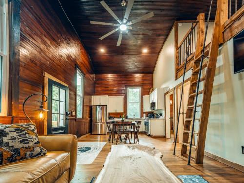 Procious House | Corton Lodge on the Elk River - Riverview Suite