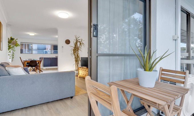 Holland Park West Apartment | Cosy 2-Bed in Leafy Street with Outdoor Dining