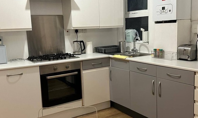 Dudden Hill Apartment | Cosy 2 bedroom apartment in North West London, garden, late check in