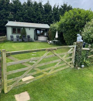 Fiddington Ski Chalet | Cosy 2 BR cabin on coast private hot tub ' Driftwood '