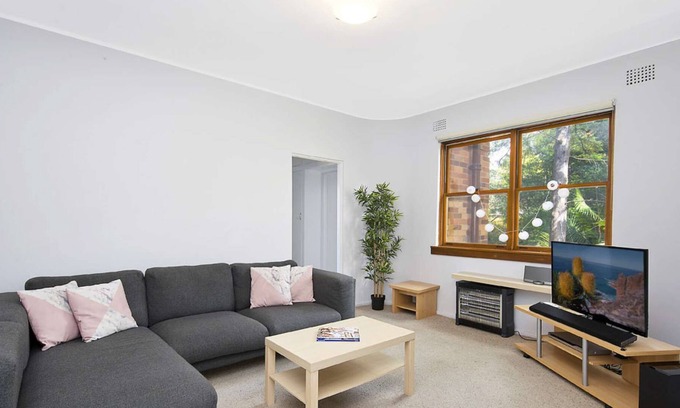 North Sydney Apartment | Cosy 2BR Apt plus Parking in Nth Sydney